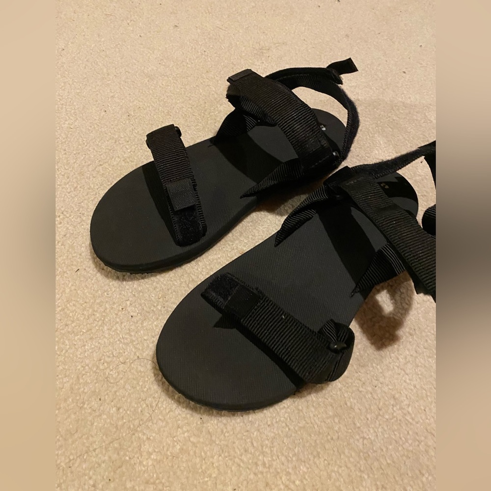 Source Sandals size 9